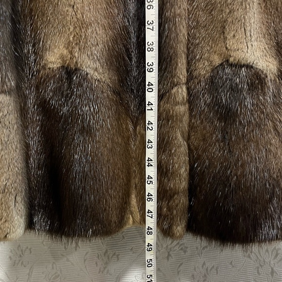1980 Muskrat Fur Coat with Raccoon Collar - Picture 8 of 9